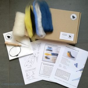 Op deze foto zie je de inhoud van een Pimpelmees Naaldvilt Knutselpakket. Met de gekleurde wol, de viltnaalden, de oogjes en staaldraad voor de pootjes kun je deze vogel naaldvilten. Je ontvangt ook een handleiding en kan de instructiefilmpjes bekijken op Youtube. Creatief, knutselen thuis of kom een workshop volgen bij AtelierSpulli.