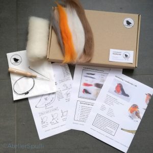 Op deze foto zie je de inhoud van een Roodborst Naaldvilt Knutselpakket. Met de gekleurde wol, de viltnaalden, de oogjes en staaldraad voor de pootjes kun je deze vogel naaldvilten. Je ontvangt ook een handleiding en kan de instructiefilmpjes bekijken op Youtube. Creatief, knutselen thuis of kom een workshop volgen bij AtelierSpulli.